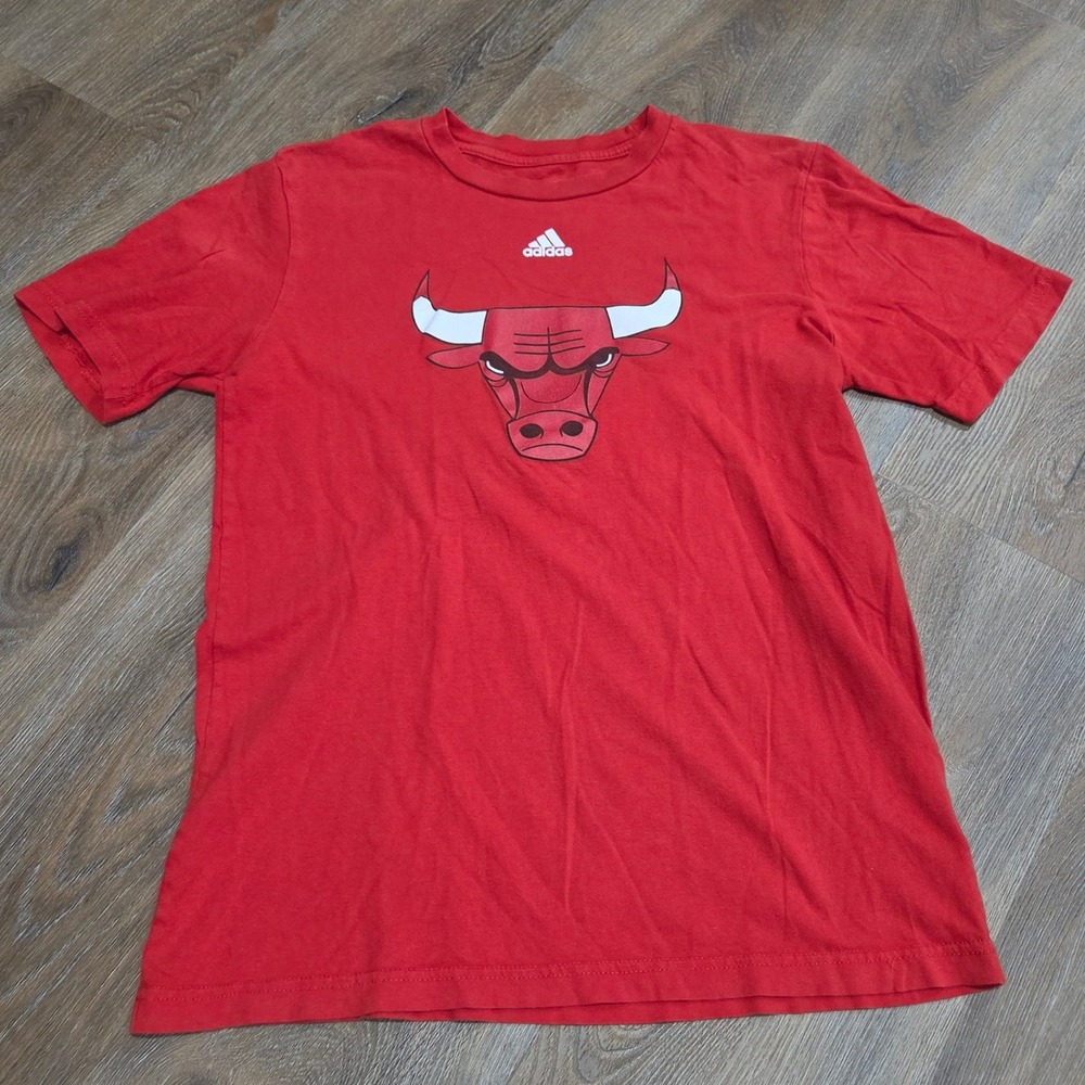 Adidas Chicago Bulls Red Graphic T-Shirt The Go-To Tee Boys XL 18 NBA Basketball